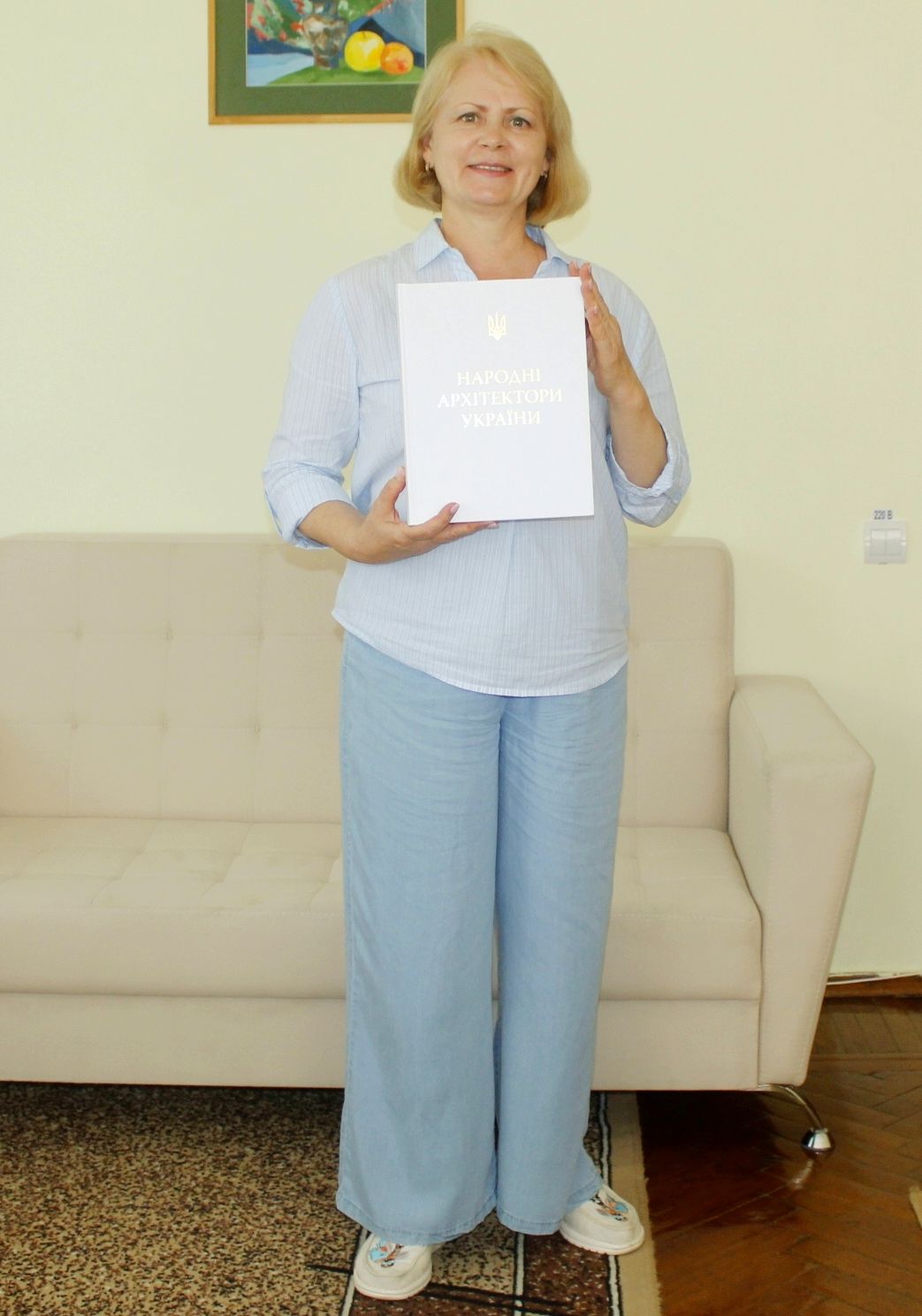 ДАРУЮ КНИГУ… НЕХАЙ ВОНА ЖИВИТЬ УЯВУ Й ВІРУ В ПРЕКРАСНЕ